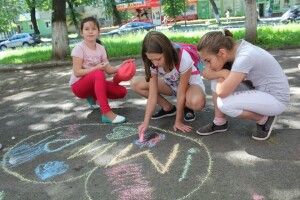 Біля Волинської обласної бібліотеки для дітей написали на асфальті відоме слово з трьох букв (фото) 