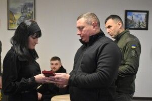 На Волині рідним загиблих в Маріуполі нацгвардійців вручили державні відзнаки (Фото)