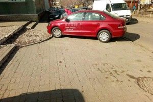 У Луцьку на гарячому застукали автохамидло на червоному «Фольксвагені» (фото)