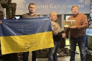 У волинський музей передали прапор із підписом Головнокомандувача ЗСУ та відзнаки