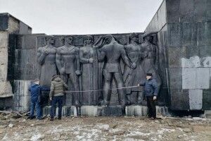 У Львові розпочали демонтаж Меморіалу слави (Фото)