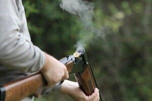 Бізнесмен з рушницею обстріляв робочого через зарплату (Фото)