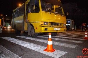 Маршрутка влетіла в сім'ю на пішохідному переході: момент потрапив на камеру (Відео)