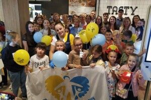 Дітки пройшли багато випробувань: показали, хто став першими відвідувачами «МакДональдсу» в Луцьку (Фото)
