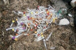 На Рівненщині невідомі викинули 20 тонн сміття, серед якого використані COVID-пробірки