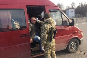 Іноземцям, які застрягли в дорозі, прикордонники допомагають дістатися додому (Фото, відео)