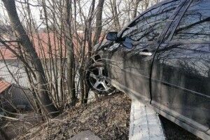Злетіла з дороги: у Луцьку авто зависло над урвищем