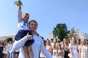 Останній дзвоник: у місті на Волині 619 випускників провели у доросле життя
