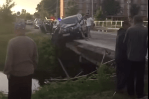 У місті на Волині позашляховик завис на мосту (Відео)