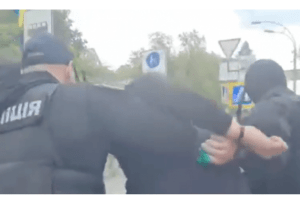 З'явилося відео затримання чоловіка, який облив Порошенка зеленкою