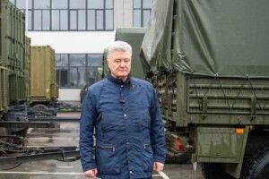 Порошенко везе на фронт чергову партію техніки для десантників, морпіхів та артилерії