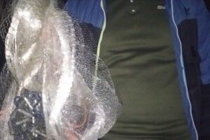 На Волині засікли чоловіка, який кастинговою сіткою ловив рибу і раків 