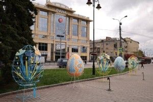 У Луцьку розгорнули Великодні мистецькі локації: що вони символізують (Фото)