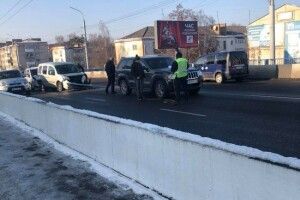 У Луцьку на мосту зіткнулися три автівки, рух ускладнений (Фото)