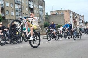 Сьогодні сотні волинян крутили педалі, щоб підтримати захисників
