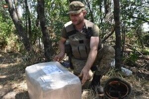 На річницю весілля волинському військовому передали на фронт чималу посилку від дружини (Фото)