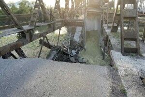 На заході України обвалився міст, у воду впали два авто (Фото)