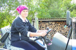 Затята трактористка з волинського села: «Коли їхала, чоловіки переді мною шапки знімали» (Відео)