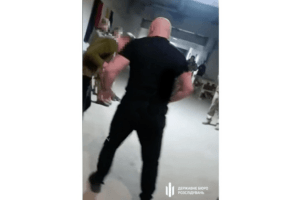 Офіцеру, який побив строковика, повідомили про підозру