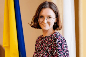 Помічницю голови ЦВК зацькували за пост про секс-іграшку: вона звільнилася