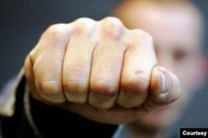 Молодика, який у Луцьку побив поліцейського, взяли під варту
