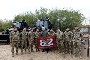 Порошенко привіз десантно-штурмовим підрозділам дрони, квадроцикли і екскаватори