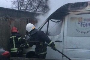 У Рівному врятували Mersedes від повного згоряння