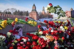 У Річницю вбивства Нємцова квіти до місця його загибелі принесли посли США, Великої Британії та Латвії