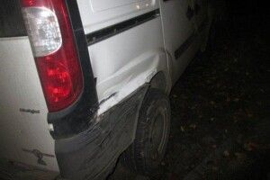 У Луцьку водій врізався у припаркований автомобіль і втік
