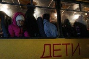 У Маріуполі рашисти обстріляли евакуаційні автобуси з дітьми, є постраждалі
