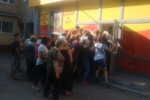 Не можна дивитися без сліз: штурм секонд-хенду в Рівному (ВІДЕО)