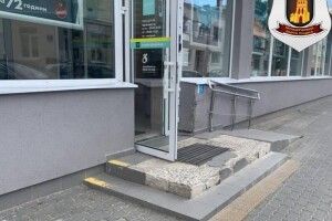 У відділенні Ощадбанку в Луцьку нарешті ремонтують сходи 