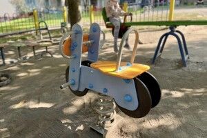 На радість дітлахам: у місті на Волині оновлюють ігрові майданчики