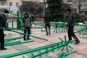 Рівненська влада вирішила поставити штучну ялинку. Раніше, як і в Луцьку, прикрашали ті, що ростуть