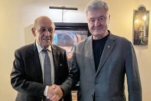 Порошенко на зустрічі з радником Макрона закликав прискорити постачання зброї для ЗСУ