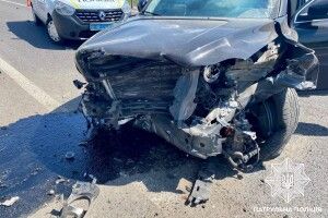 Зім’яло, як бляшанку: у селі під Луцьком джип зніс відбійник (Фото)