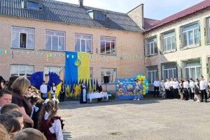 В селі на заході України на випускному стався скандал через двомовну пісню Монатика