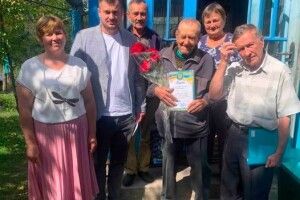90 років мудрості: у громаді на Волині привітали поважного ювіляра