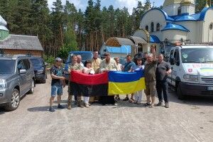 Волонтери з Волині відвезли на фронт освячені автівки