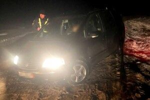 Сарненські поліцейські допомогли звільнили зі снігового замету авто (Фото)