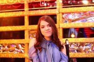 18-річна дівчина на інвалідному візку заспівала відомий хіт, як справжня зірка (ВІДЕО)