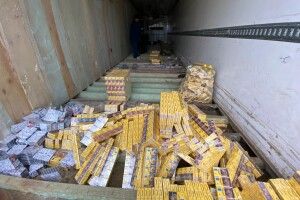 Бензопилою та болгаркою прикордонники вирізали із причепа 27 тисяч пачок сигарет (Фото, відео)
