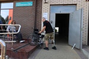 Хода без бар’єрів знову засвідчила: в обласному центрі Волині особам у кріслах колісних пересуватися непросто