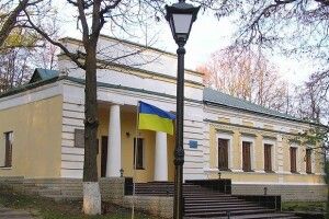 росіяни ракетним ударом знищили музей Сковороди, є поранений