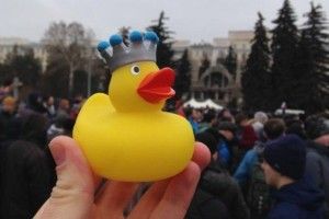 У Петербурзі чоловіка заарештували на 25 діб через жовту надувну качку