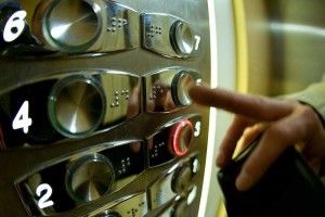 На Волині поліцейські врятували хворого чоловіка, який застряг у ліфті