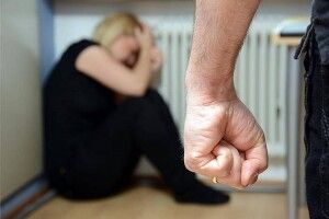 На Поліссі молодика судитимуть за систематичне домашнє насильство щодо власної матері