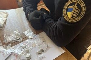 На Волині митники зупинили киянку, яка вивозила понад 200 старовинних монет