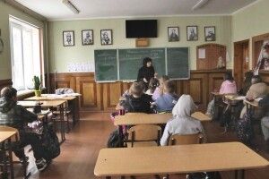 Показали, як сьогодні у Луцьку працювали школи і дитсадки (Фото, Відео)