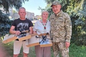 Волонтерка поважного віку з Ковеля продовжує підтримувати фронт – цього разу передала два дрони